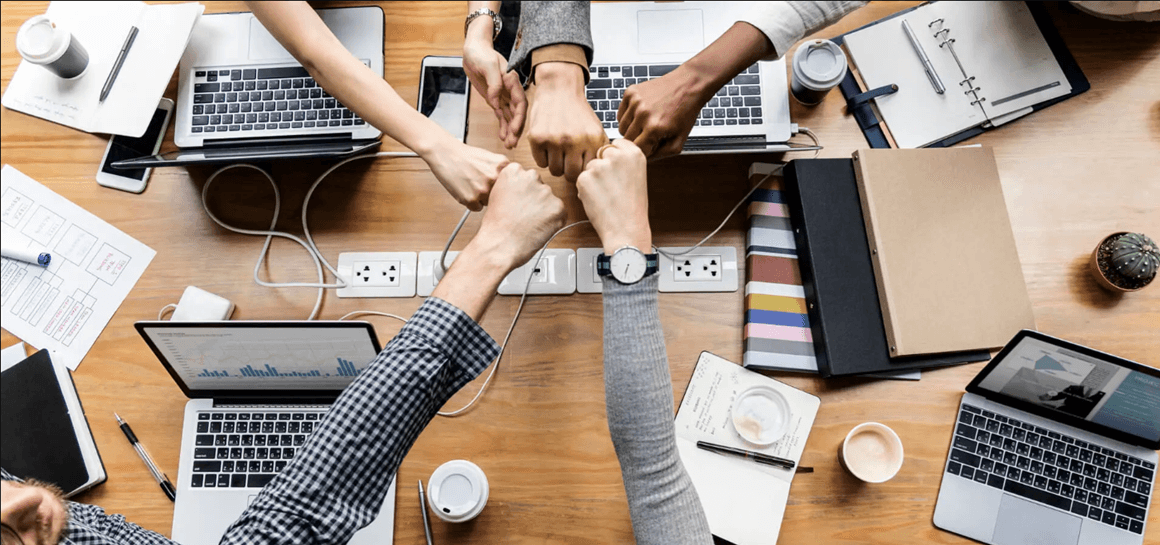 Reunião de trabalho com uma equipe multidisciplinar